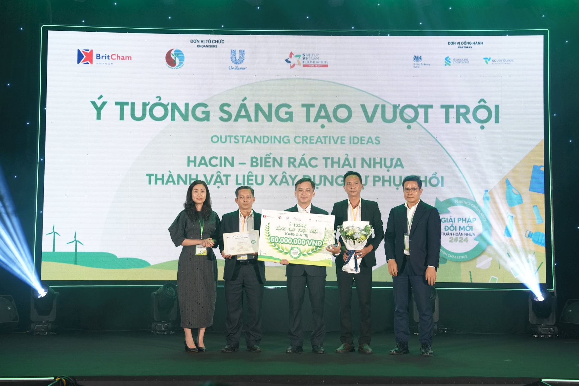 Hacin – Biến rác thải nhựa thành vật liệu xây dựng tự phục hồi