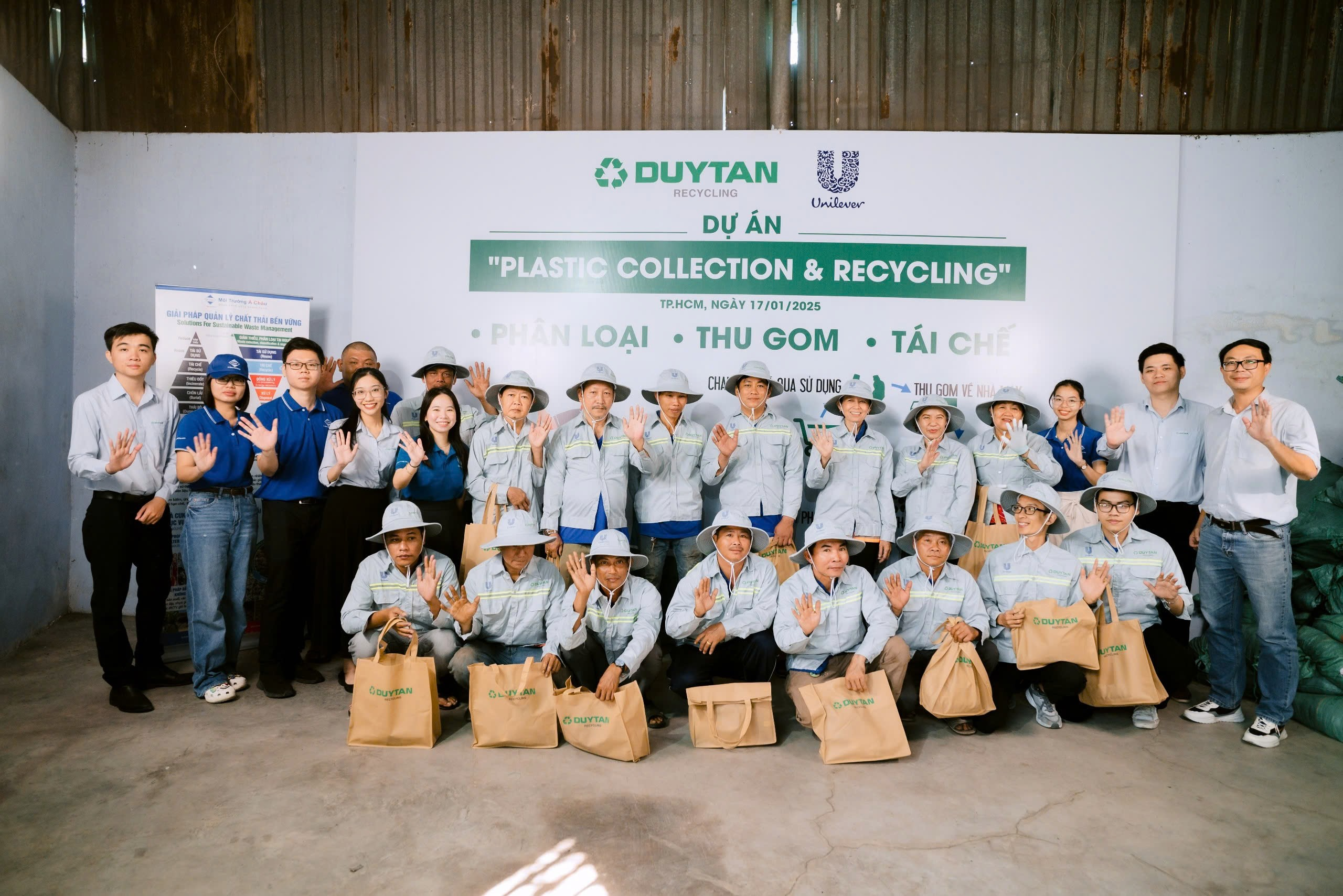Unilever Việt Nam và DUYTAN Recycling tập huấn phân loại nhựa và trao tặng PPE