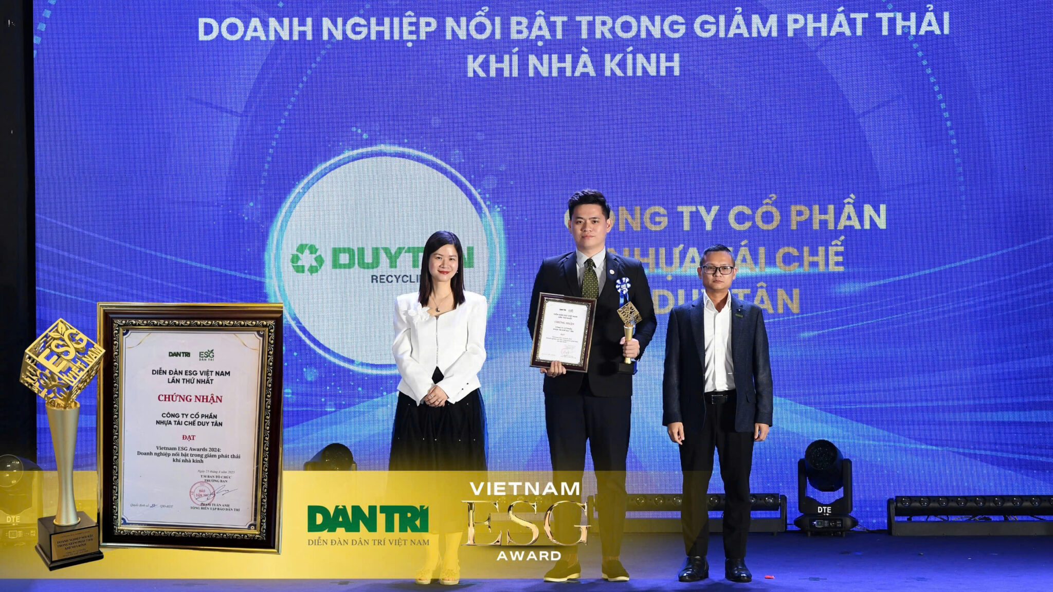 Duytan Recycling đạt giải thưởng Vietnam ESG Awards do Báo Dân trí tổ chức