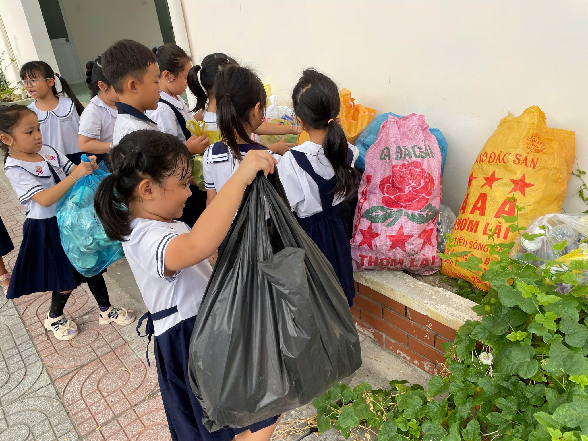 Trường TH Long Sơn 1 duy trì hiệu quả các hoạt động đổi rác lấy quà định kỳ